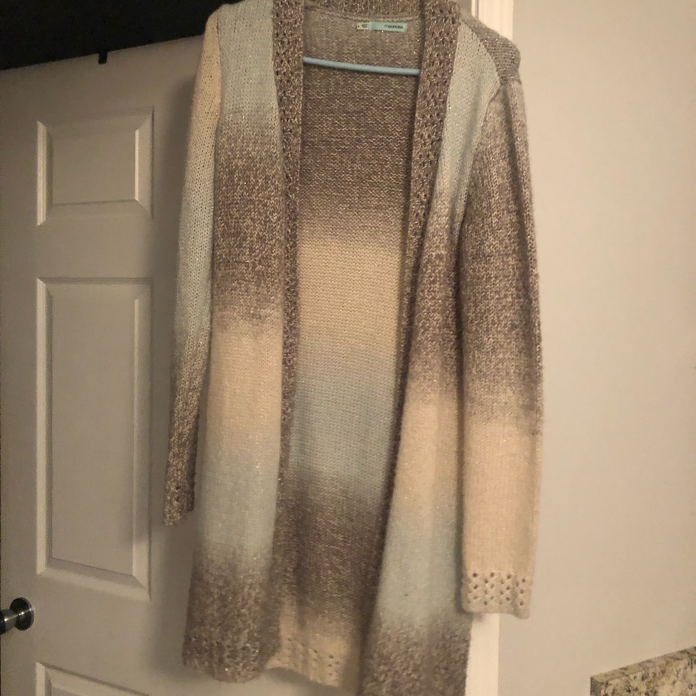 Beautiful long sleeve sweater.